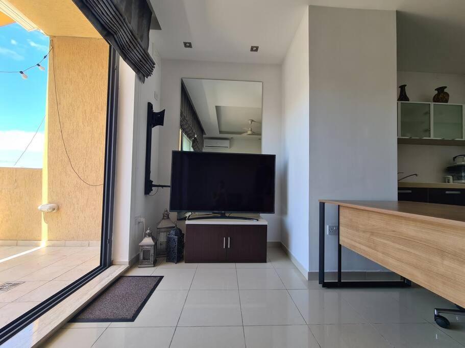 2 Bedroom Seafront Duplex Penthouse In The Heart Of Spinola Bay سانت جوليان المظهر الخارجي الصورة