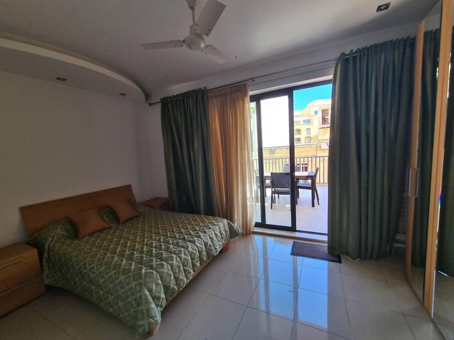 2 Bedroom Seafront Duplex Penthouse In The Heart Of Spinola Bay سانت جوليان المظهر الخارجي الصورة