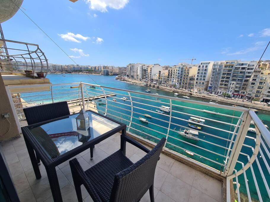 2 Bedroom Seafront Duplex Penthouse In The Heart Of Spinola Bay سانت جوليان المظهر الخارجي الصورة