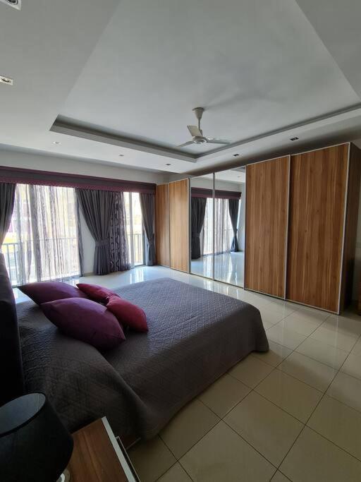 2 Bedroom Seafront Duplex Penthouse In The Heart Of Spinola Bay سانت جوليان المظهر الخارجي الصورة