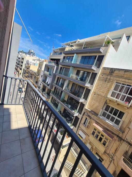 2 Bedroom Seafront Duplex Penthouse In The Heart Of Spinola Bay سانت جوليان المظهر الخارجي الصورة