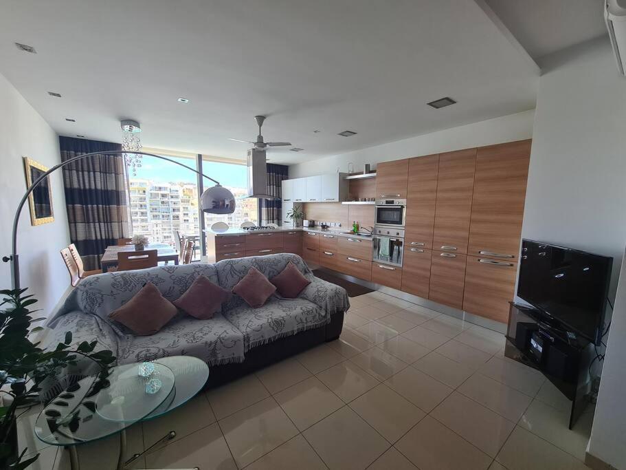 2 Bedroom Seafront Duplex Penthouse In The Heart Of Spinola Bay سانت جوليان المظهر الخارجي الصورة
