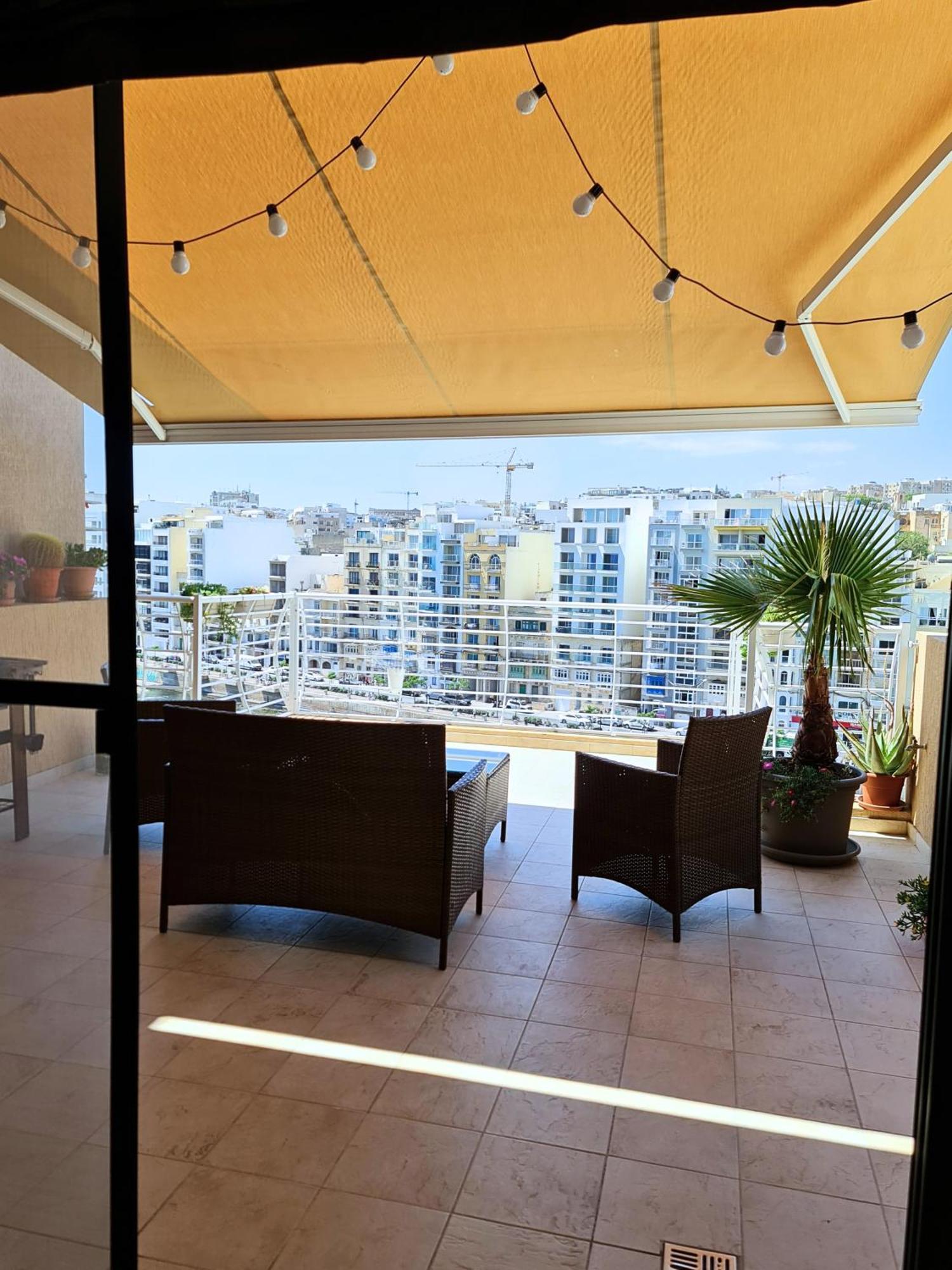 2 Bedroom Seafront Duplex Penthouse In The Heart Of Spinola Bay سانت جوليان المظهر الخارجي الصورة