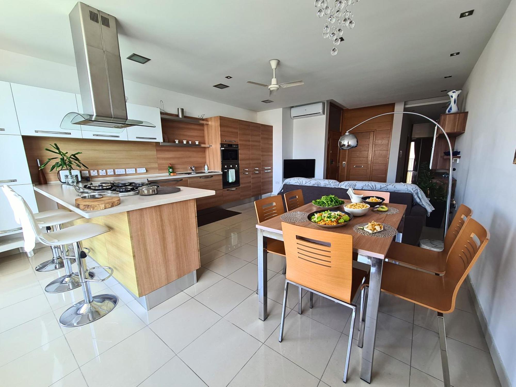 2 Bedroom Seafront Duplex Penthouse In The Heart Of Spinola Bay سانت جوليان المظهر الخارجي الصورة