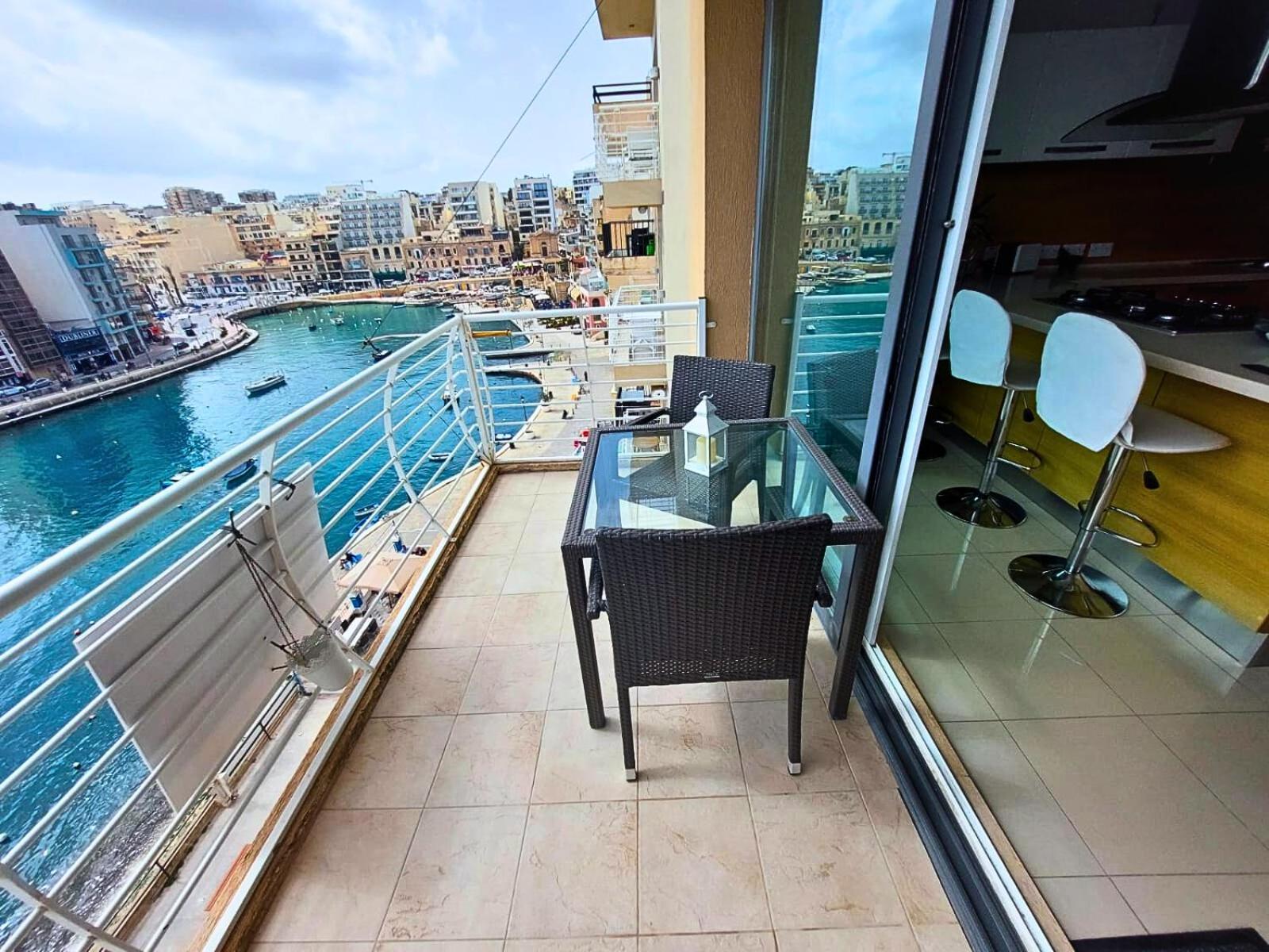 2 Bedroom Seafront Duplex Penthouse In The Heart Of Spinola Bay سانت جوليان المظهر الخارجي الصورة