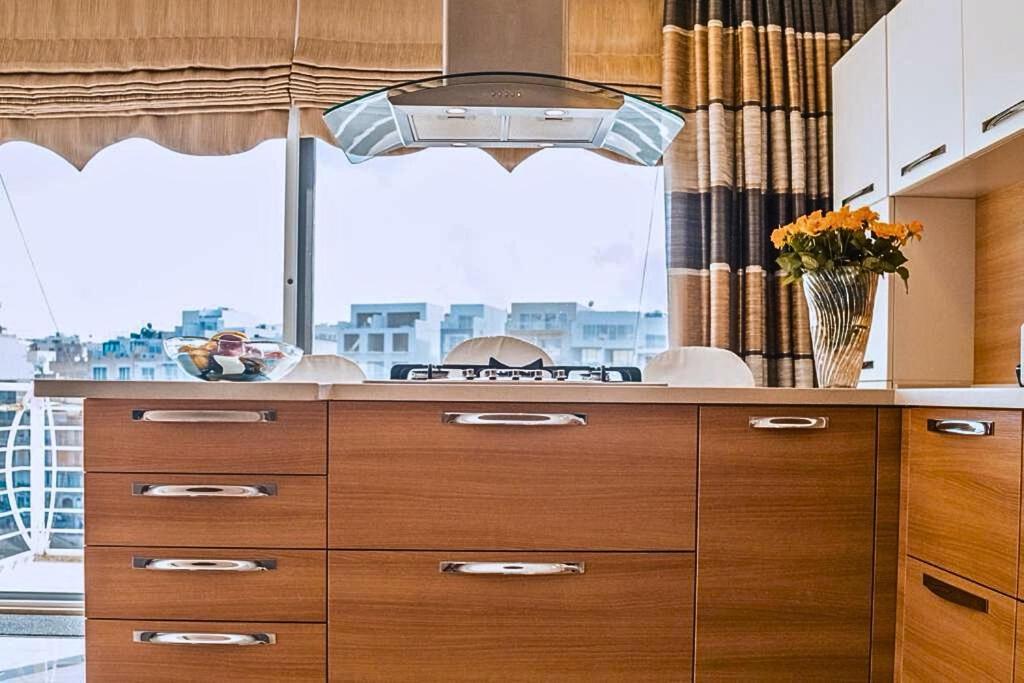 2 Bedroom Seafront Duplex Penthouse In The Heart Of Spinola Bay سانت جوليان المظهر الخارجي الصورة