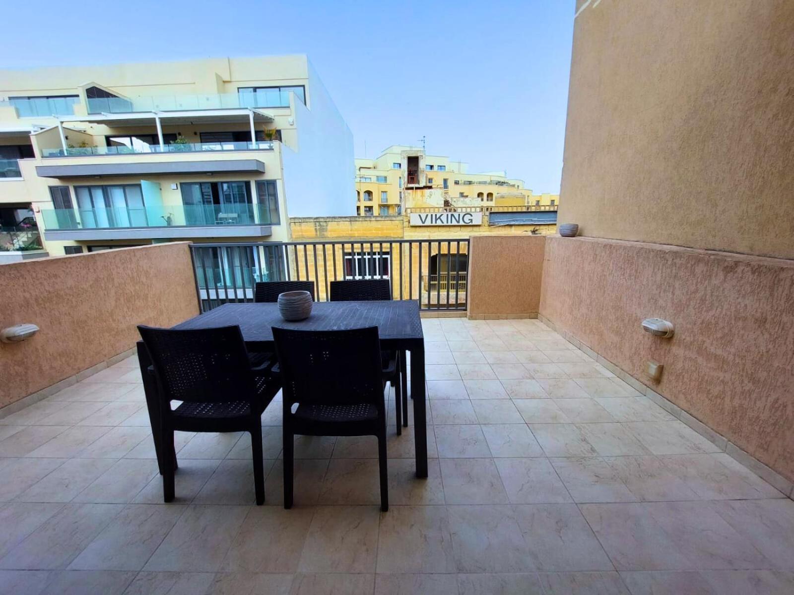 2 Bedroom Seafront Duplex Penthouse In The Heart Of Spinola Bay سانت جوليان المظهر الخارجي الصورة