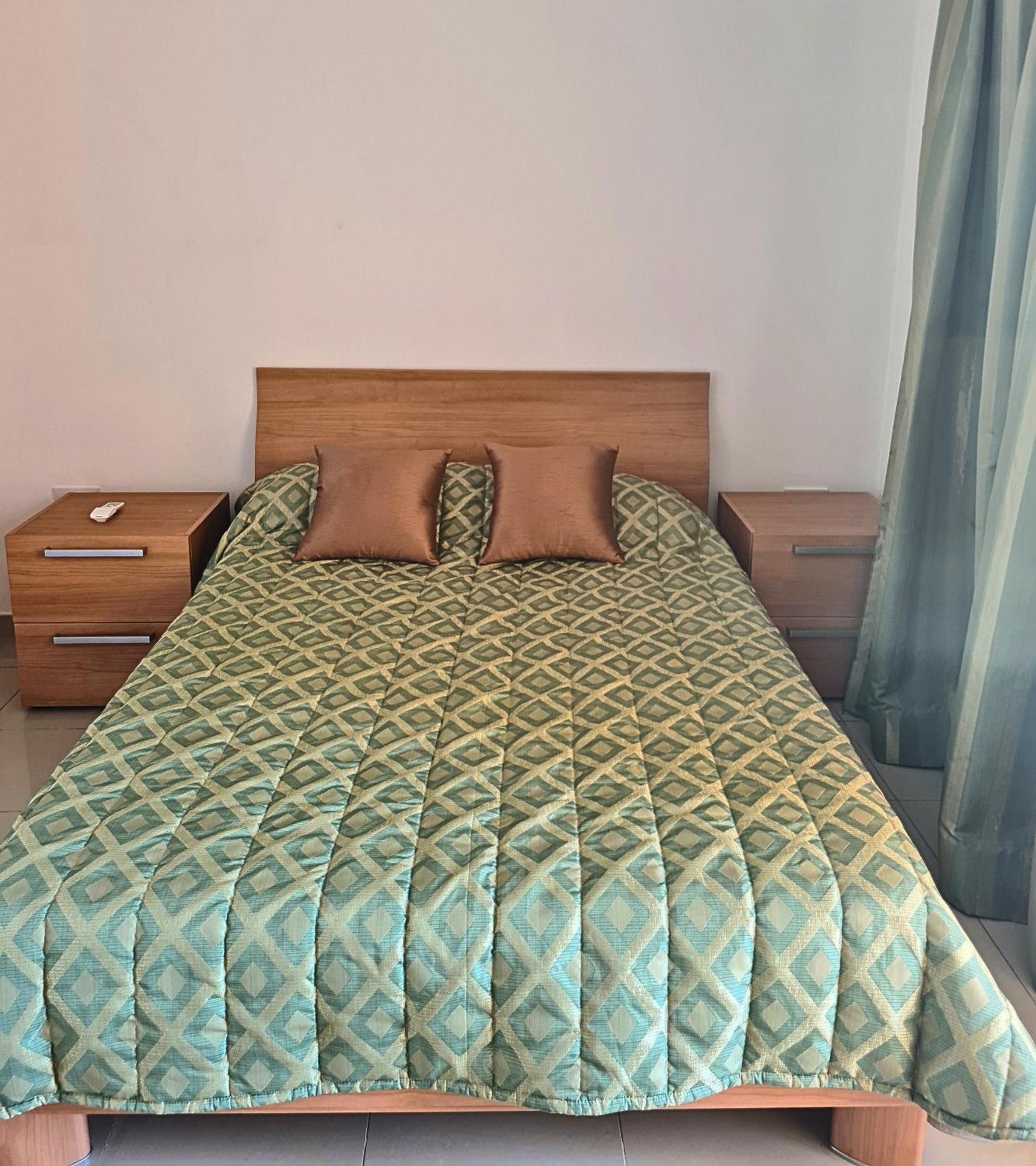 2 Bedroom Seafront Duplex Penthouse In The Heart Of Spinola Bay سانت جوليان المظهر الخارجي الصورة